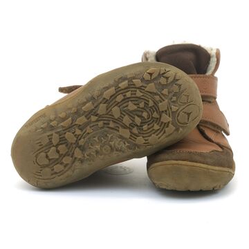 brauner Kinder Winterstiefel Sohle und Frontansicht