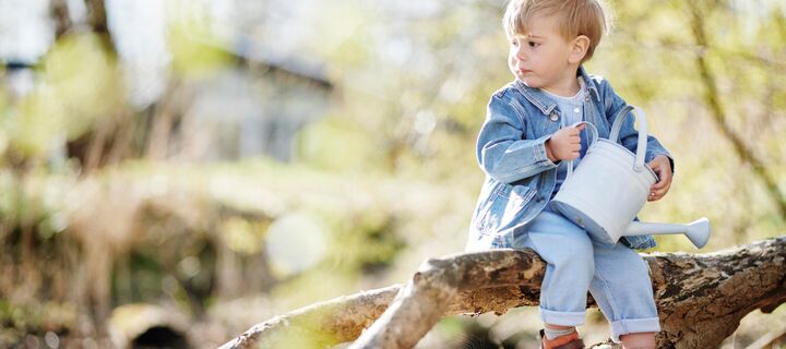 kleiner Junge und seine Barfuß-Schuhe