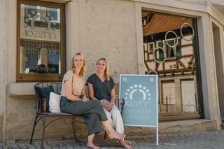 Ramona und Melanie sitzend vor ihrem Barfuß-Schuhladen 10zehn in Besigheim