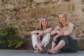 Ramona und Melanie sitzend vor der Besigheimer Stadtmauer
